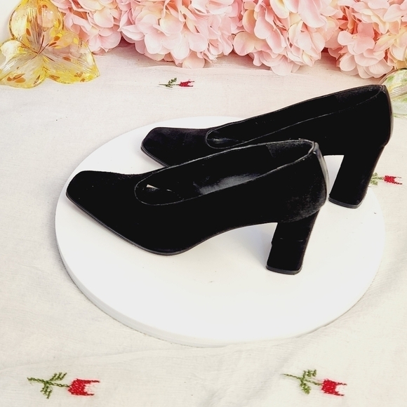 Stuart Weitzman ‘Anna’ Black Peau Block Heel Size: 5B - Picture 3 of 10
